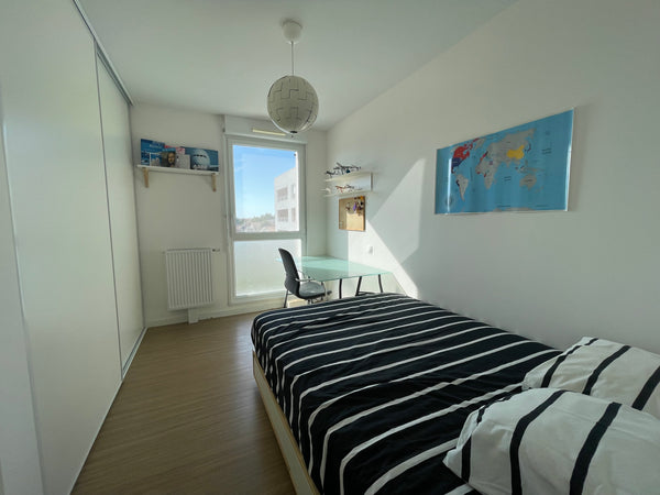 La chambre est dans un appartement situé au 1er étage d’une résidence proche de  Bordeaux, France Floirac: chambre lumineuse proche toute commodité. Private room in rental unit vacation rental 36000509