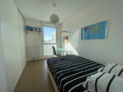 La chambre est dans un appartement situé au 1er étage d’une résidence proche de  Bordeaux, France Floirac: chambre lumineuse proche toute commodité. Private room in rental unit vacation rental 36000509