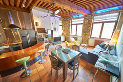 Très bel appartement spacieux, avec plafonds à la Française et murs en pierres a Lyon, France La Loge Vieux Lyon - Charmant 4 pers Entire rental unit vacation rental 657045920884933641