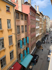 Bel appartement dans le centre de la rue mercière, hyper centre de Lyon. A deux  Lyon, France Appartement lumineux au cœur de la presqu’île Entire rental unit vacation rental 48537949