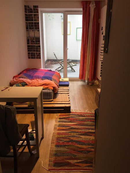 Dans un souplex lumineux de 120m2, la chambre se situe au rez-de-chaussée et don  Chambre donnant sur terrasse dns vaste appartement Private room in rental unit vacation rental 51320665