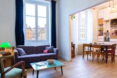 Bienvenue dans le Vieux-Lyon. Belle vue sur la place Saint-Paul, un appartement  Lyon, France Appartement Vieux Lyon - Saint-Paul Entire rental unit vacation rental 38130749