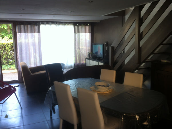 appartement en duplexe, rénové,de 56m², avec terrasse meublée de 40m², situé dan  appartement duplexe 56m²  +terrasse Entire rental unit vacation rental 8628055