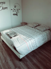 Chambre privée de 12 m2 dans un joli appartement de 70m2 dans résidence privée s Bordeaux, France Chambre privée à proximité de Bordeaux Centre. Private room in condo vacation rental 48393426