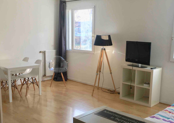Spacieux T1  très lumineux, situé  au 1er étage avec ascenseur d’une résidence s  Grand T1 lumineux au pied du tram et proche métro Entire rental unit vacation rental 31325442