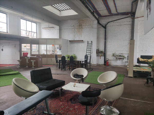 Coliseumbxl est un Loft-galerie installé dans un ancien atelier de réparation de Schaerbeek, Belgium Coliseumbxl Loft-galerie. Entire loft vacation rental 46332270