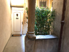 Place de la Trinité, atypique et chaleureux appartement avec terrasse, <br />tou Lyon, France Au Coeur du vieux Lyon In the heart of Old Lyon Entire rental unit vacation rental 30575594