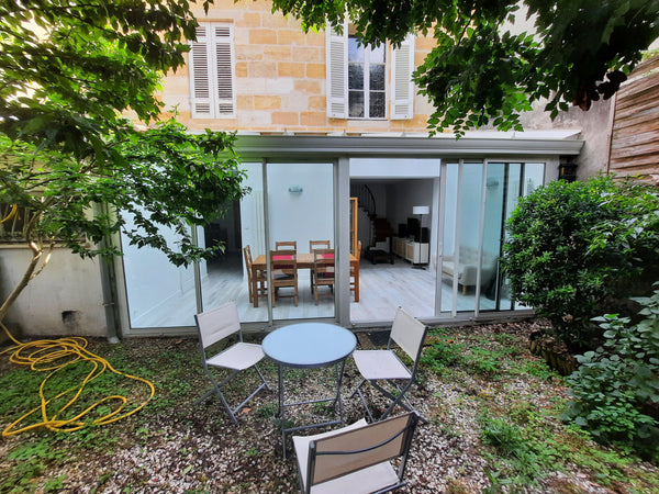 Ce logement familial est proche de tous les sites et commodités.<br /><br /><b>L Bordeaux, France Echoppe bordelaise en ville avec jardinet Entire townhouse vacation rental 50668976