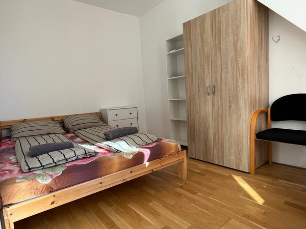 Von dieser zentral gelegenen Unterkunft aus seid ihr in Nullkommanichts an allen  Cozy room next to downtown, metro U 3 Private room in rental unit vacation rental 709309126018794027