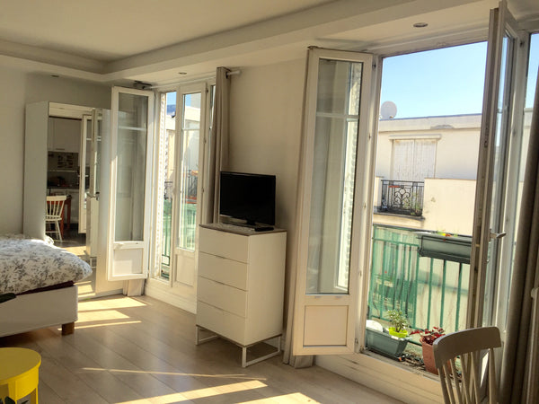 Joli studio de 27 m2 lumineux et refait à neuf, situé dans une rue calme d'un qu Paris, France Joli studio cœur Paris 18ème ! Entire rental unit vacation rental 17951236