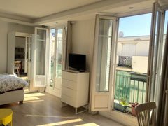 Joli studio de 27 m2 lumineux et refait à neuf, situé dans une rue calme d'un qu Paris, France Joli studio cœur Paris 18ème ! Entire rental unit vacation rental 17951236