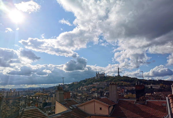 Appartement de lieu de vie de 60m2,  loué à l'occasion des fêtes des lumières. L Lyon, France Spéc. Lumière Vue au-dessus des toits et Fourvière Entire rental unit vacation rental 39981346