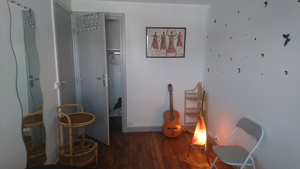 L'appartement est situé dans un nouveau quartier neuf à proximité de plusieurs c Lyon, France chambre avec un grand bureau Private room in condo vacation rental 31948711