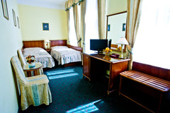Vítá Vás Hotel William ***+Útulný hotel s jedinečnou polohou v historickém centr Prague, Czechia Dvolůžkový pokoj s oddělenými lůžky Room in hotel vacation rental 627973493887148980