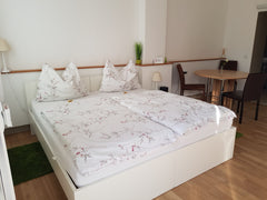 Es ist ein einfaches sauberes nettes Zimmer mit eigenen BAD/ WC. ( Separat liege Lanzendorf, Austria Privatzimmer " Zum Holzwurm " ( 3 ) Entire rental unit vacation rental 26544832