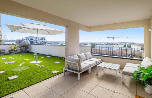 Two steps away from the Saint-Jean train station, in Belcier district, this nice Paris, France Nice flat with amazing 100 sq m terrace close to Entire rental unit vacation rental 52645975