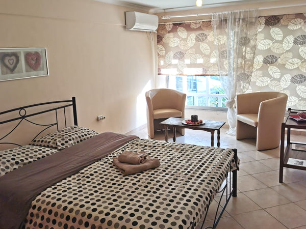 Small studio in the heart of Athens including bathroom kitchen and bedroom for t Metairie, Louisiana, United States Cozy studio in central Athens Entire rental unit vacation rental 9510630