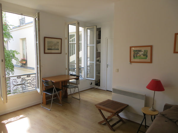Courtyard side, quiet and bright. A 10min walk from the Champs de Mars (15 min f Paris, France Flat near the Eiffel Tower 40m2 Entire rental unit vacation rental 3708820