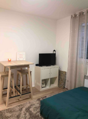 Welcome to my home! <br /> <br />I am pleased to welcome you in my charming 18 s Lyon, France Charmant studio pour 2 personnes à Lyon ! Entire rental unit vacation rental 675190491491457671