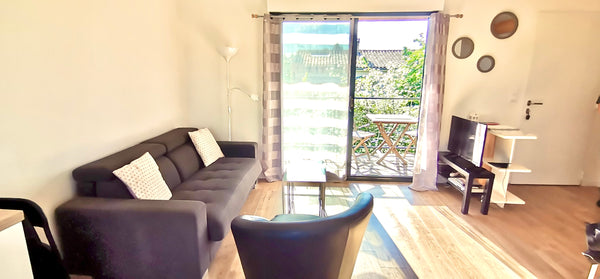 This ultra quiet apartment with all amenities at 400m. You are only 5 min walk f Bordeaux, France Adorable very quiet guest house - Free parking Entire guesthouse vacation rental 628218966405833334