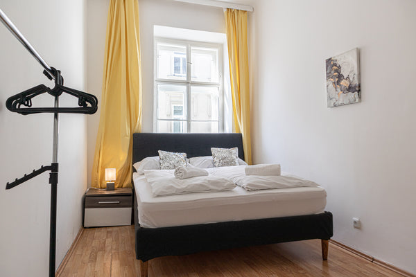 Ein simples Zimmer mit Gemeinschaftsbad im Herzen Wiens mitten im Botschaftsvier  Big Room in Shared Apt. - King Size Bed Private room in rental unit vacation rental 53904044