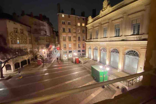 Ce logement unique est proche de tous les sites et commodités pour la fêtes des  Lyon, France Magnifique appartement avec vue! Entire rental unit vacation rental 776117841471352308