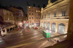 Ce logement unique est proche de tous les sites et commodités pour la fêtes des  Lyon, France Magnifique appartement avec vue! Entire rental unit vacation rental 776117841471352308