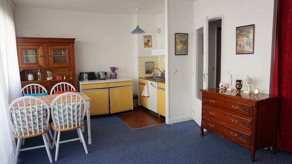 Appartement lumineux avec grande baie vitrée et balcon tout près du quartier ani Paris, France Luminous apartment with big balcony in Paris Entire rental unit vacation rental 15756650