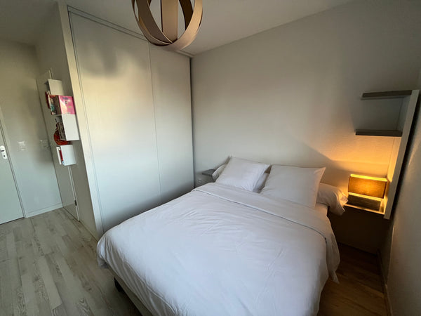 Votre chambre possède une salle de bain privative, un lit 2 places et des rangem France Chambre avec salle de bain  près de Bordeaux. Private room in home vacation rental 21545421