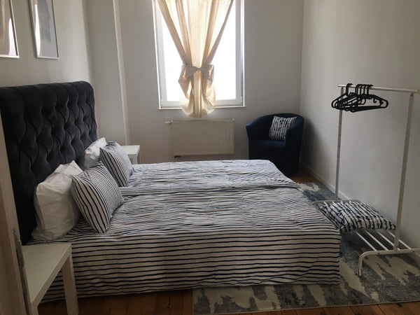 chambre en plein centre de BRUXELLES, à moins d'1km de la Grande Place et lieu t  Chambre au centre de BRUXELLES dans superbe maison de maître. Private room in rental unit vacation rental 51426456