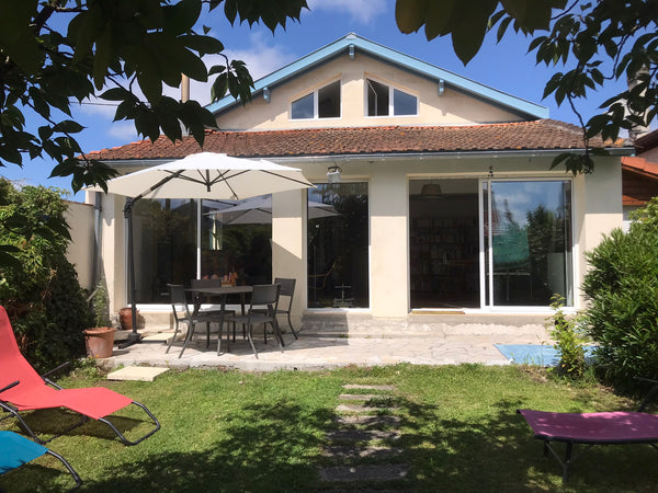 Charmante maison en pierres entièrement rénovée, située à deux pas du centre-vil Mérignac, France Île au vert... Jolie maison en pierres avec jardin Entire home vacation rental 51097809