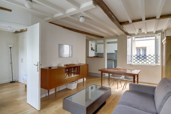 Notre appartement dispose de beaucoup de lumière et de soleil. C'est un 3e et de Paris, France Loft d'Or - Un duplex à Montmartre Entire rental unit vacation rental 891454
