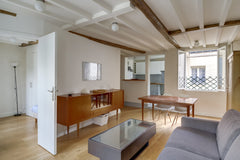 Notre appartement dispose de beaucoup de lumière et de soleil. C'est un 3e et de Paris, France Loft d'Or - Un duplex à Montmartre Entire rental unit vacation rental 891454