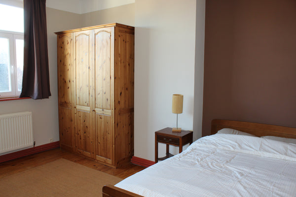 La chambre que je vous propose est située au 3ème étage d'une maison familiale.  Woluwe-Saint-Lambert, Belgium Un lieu où se poser dans la ville Private room in townhouse vacation rental 40304283