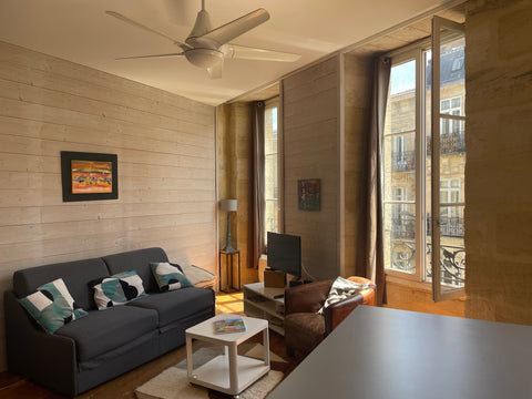 Appartement refait à neuf, situé au 3ème étage d'un immeuble en pierre avec asce Bordeaux, France Rénové dans centre historique Entire rental unit vacation rental 5541162