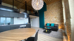 L’appartement se situe dans une allée typique du quartier. Il y règne une vie de Lyon, France La vue des Gônes de la Croix-Rousse Entire rental unit vacation rental 42811898