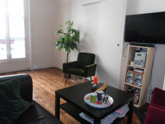 L'avenue Secrétan est une rue en sens unique, très vivante, commerçante et arbor Paris, France Appartement haussmanien 40m2 Entire rental unit vacation rental 7004893