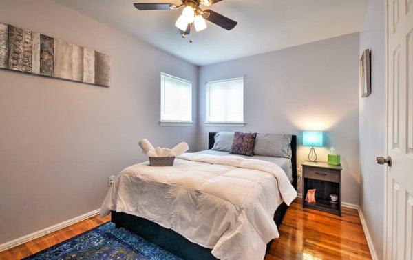 The room features a lavish queen-sized bed with a supportive mattress, ensuring  New York, NY Rental unit in Queens · 1 bedroom · 1 bed · 1 bath Private room in rental unit vacation rental 969580452073165461