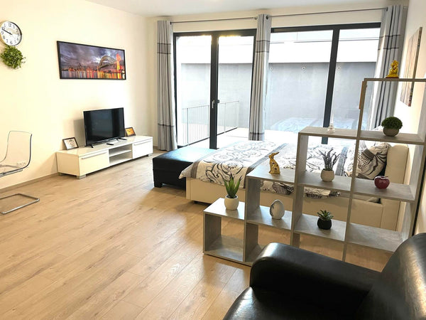 Nový, čistý, útulný byt s terasa velkou. Parkování ZDARMA(Rezervace předem). Výb Prague, Czechia TOMY Ng.  Apartment s parkování ZDARMA. Entire condo vacation rental 573550595283310739