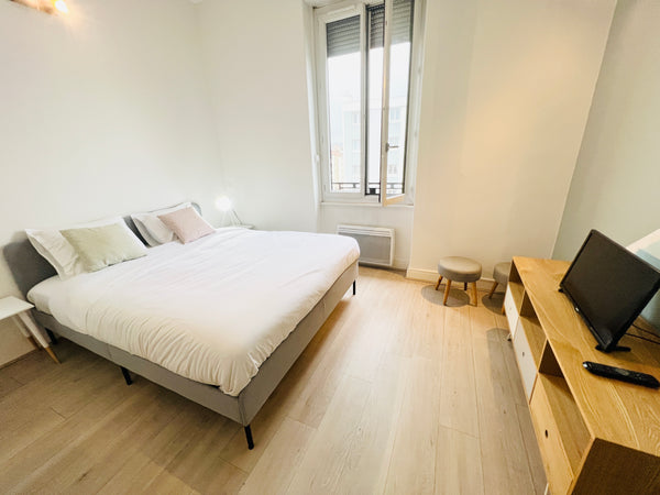 Au cœur du nouveau quartier de Gerland , à quelques pas de la station de métro J Lyon, France ✨NID DOUILLET CHIC GERLAND Entire rental unit vacation rental 53857276