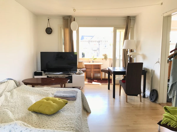 Heart of the city, front of bus and metro station,cosy,clean. private room. I of  heart of city with balcony, front bus-metro s,cosy Private room in condo vacation rental 578259549542686182