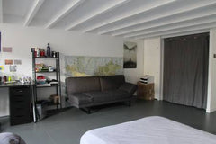 Grande chambre avec bureau et dressing , calme et lumineuse .<br />lit de 160 cm Bordeaux, France Chambre privée aux Capucins Private room in home vacation rental 19325835