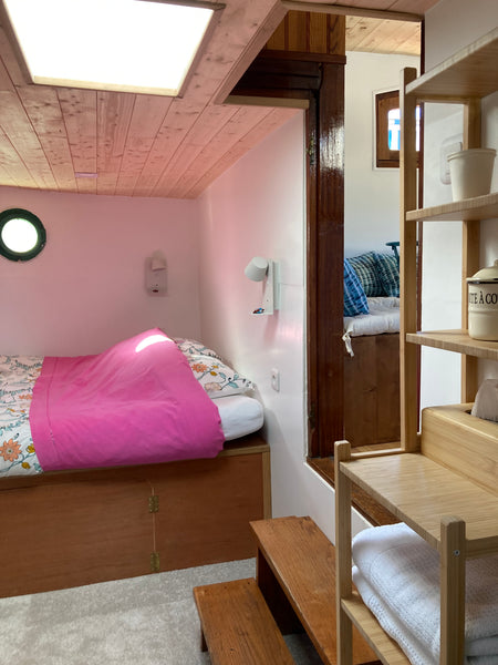 Vous vivrez une expérience unique dans cette cabine de marinier rénovée avec cha Trévoux, France Studio de charme sur une péniche Houseboat vacation rental 641123339949500602