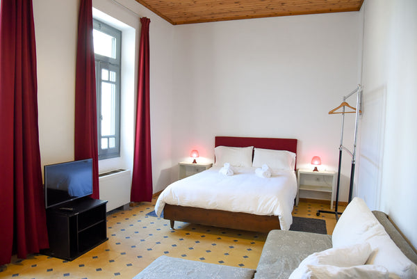 Pop meets traditional in this comfortable budget 50m2 studio, with renovated bat Athens, Greece Crimson Is The New Black Entire rental unit vacation rental 645635840085871541