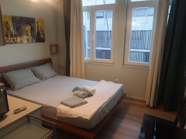 Micro apartment in the heart of the Historical centre. A few minutes away from M GR Small apartment in the historical center Entire rental unit vacation rental 44847305