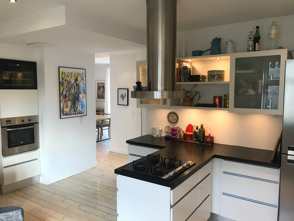 Der er nem adgang til alt fra denne centralt beliggende bolig på Nørrebro. Det e Copenhagen, Denmark Skøn og lys lejlighed med udsigt og to altaner Entire condo vacation rental 50153926