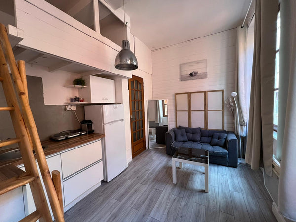 * Localisation Premium<br />* Hôte disponible<br />* Check-in/out flexible/Arriv  Charmant Studio au Cœur du Vieux Lyon - WIFI & TV Entire rental unit vacation rental 47594344