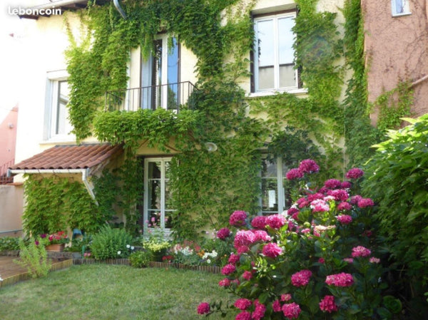 Hi, <br />The house is big and spacious 150m2 + 80m2 of garden, <br />Really war Lyon, France Flourish House in the city 150m2 w.Garden 80m2 Entire home vacation rental 28726186