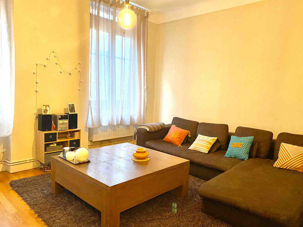 Situé à 5 min à pied de la place de La Croix-rousse et de son métro, vous serez  Lyon, France Appartement spacieux au cœur de la Croix-Rousse Entire rental unit vacation rental 53554292