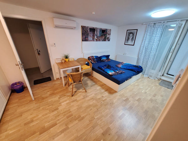 Odpočiň si a uvolni se v této klidné oáze.Plně vybavená garsoniéra s kuchyní, pr  Útulná garson s kuchyní a terasou v 8. p s výtahem Entire condo vacation rental 614290900231983892
